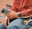 Navigate to gallery image showing: Person mit einem Skateboard, die sitzt und eine Google Pixel Watch 2 in der weißen Farbe Porcelain trägt