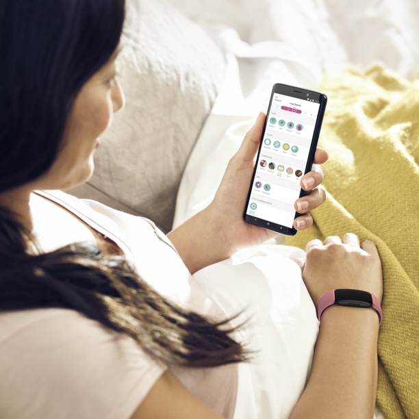 femme consultant son app Fitbit