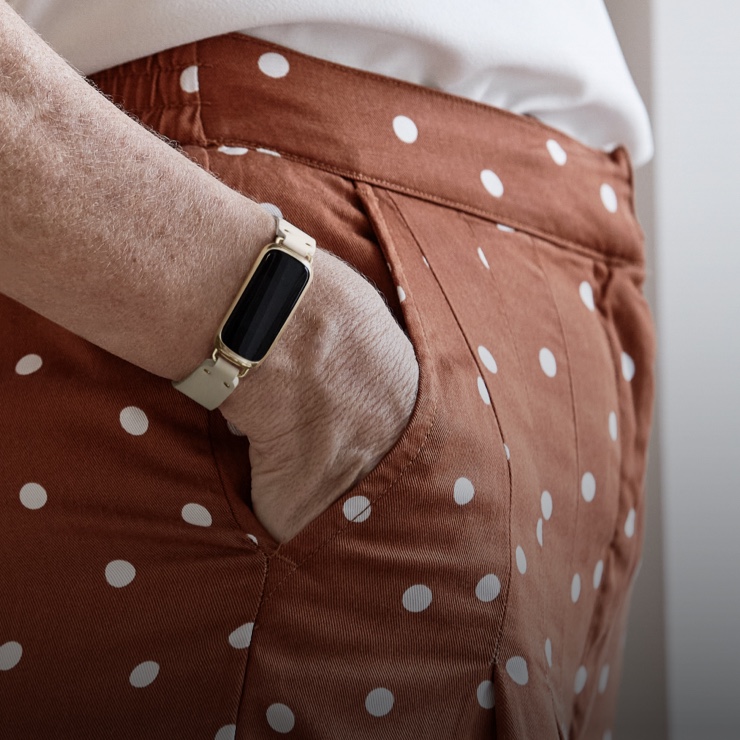 Surundo Compatible avec Fitbit-Luxe-bBacelet pour Femme Homme, Fermoir  Magnétique Acier Inoxydable Maille Métal Milanais Bracelet Remplacement  pour Fitbit Luxe/Luxe Edition Spéciale Fitness Tracker : : Sports  et Loisirs