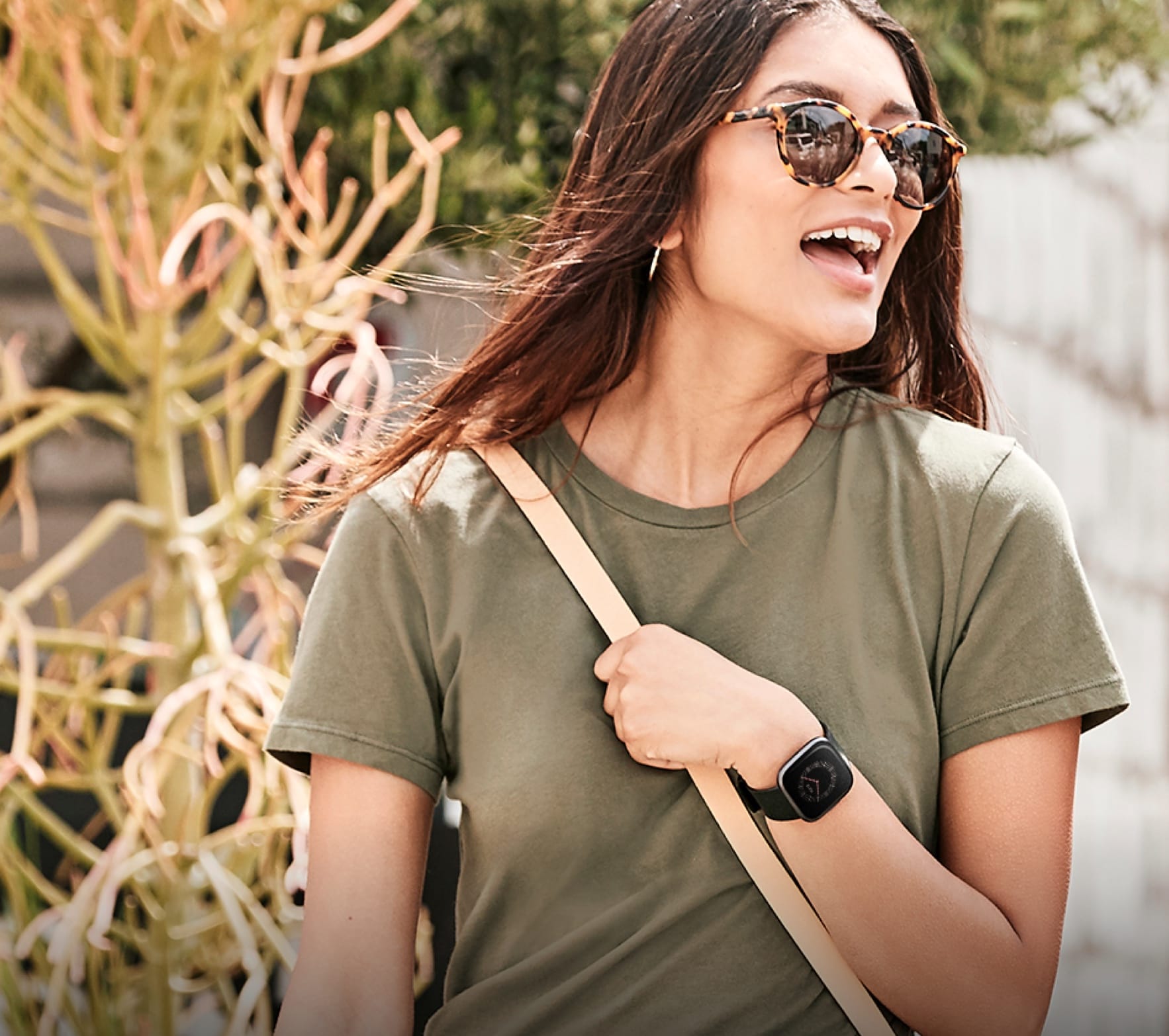 Bordò Fitbit Versa 2 Smartwatch per benessere e forma fisica con controllo vocale punteggio del sonno e musica 